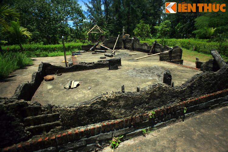 Khu chứng tích bao gồm các di tích gốc liên quan đến tội ác của quân đội Mỹ, đã được bảo tồn tôn tạo như các nền nhà, hầm trú ẩn nơi người dân bị bắt và giết hại... cũng các công trình về sau này mới được xây dựng như nhà trưng bày bổ sung, nơi tiếp khách, tượng đài, vườn cây.