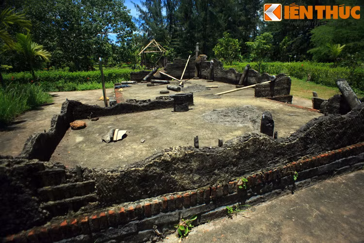 Khu chứng tích bao gồm các di tích gốc liên quan đến tội ác của quân đội Mỹ, đã được bảo tồn tôn tạo như các nền nhà, hầm trú ẩn nơi người dân bị bắt và giết hại... cũng các công trình về sau này mới được xây dựng như nhà trưng bày bổ sung, nơi tiếp khách, tượng đài, vườn cây.