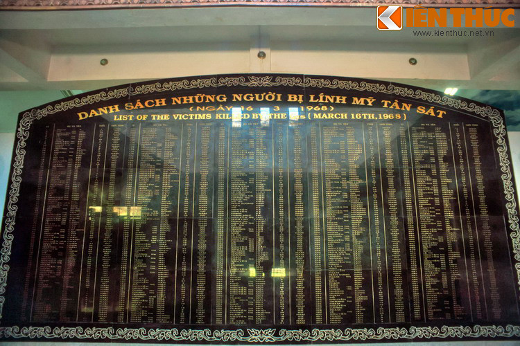 Bia ghi danh những 504 nạn nhân bị lính Mỹ tàn sát.