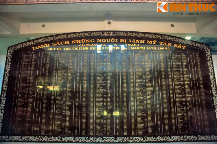 Bia ghi danh những 504 nạn nhân bị lính Mỹ tàn sát.