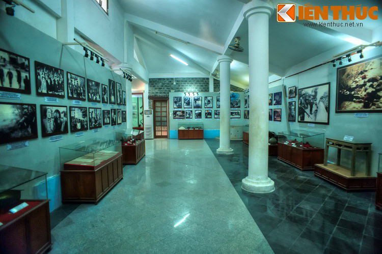 Bên trong nhà trưng bày, du khách có thể xem nhiều hiện vật từ cuộc thảm sát còn được lưu giữ.