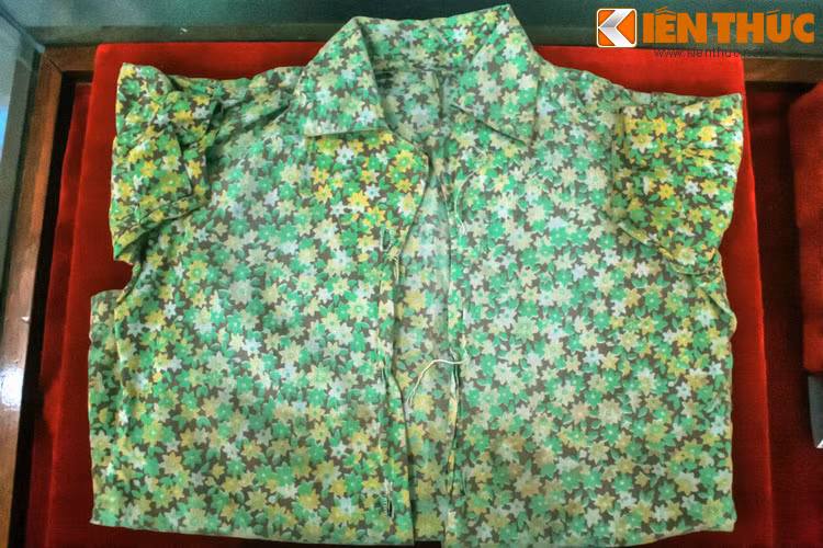 Chiếc áo của cháu Trương Thị Hoa, nạn nhân bị lính Mỹ giết hại, còn sót lại trong vụ thảm sát.