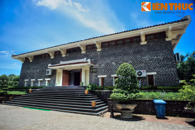 Ngoài các di tích về tội ác chiến tranh, Khu chứng tích cũng có các công trình về sau này mới được xây dựng như nhà trưng bày bổ sung, nơi tiếp khách, tượng đài, vườn cây...