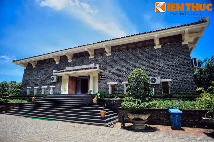 Ngoài các di tích về tội ác chiến tranh, Khu chứng tích cũng có các công trình về sau này mới được xây dựng như nhà trưng bày bổ sung, nơi tiếp khách, tượng đài, vườn cây...