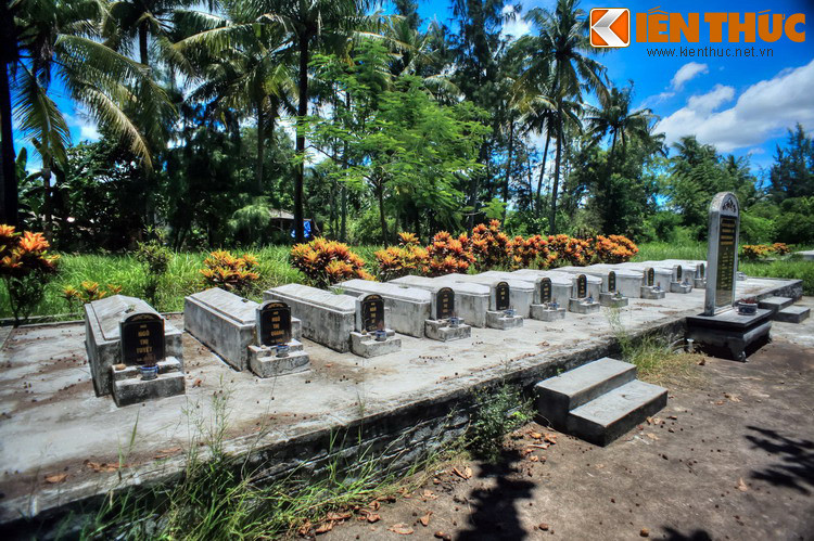 Khu mộ chôn chung 13 người bị lính Mỹ giết trong vụ thảm sát Sơn Mỹ.