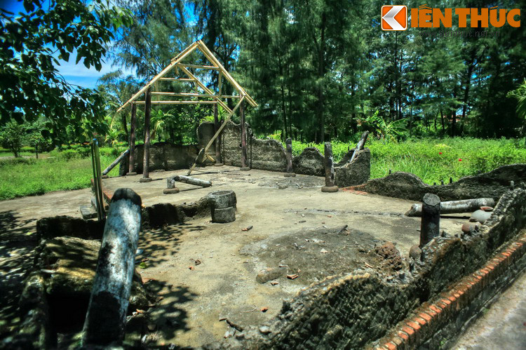 Nhà của ông Đỗ Phi sau khi bị lính Mỹ đốt phá. Gia đình ông có 5 người bị lính Mỹ giết.