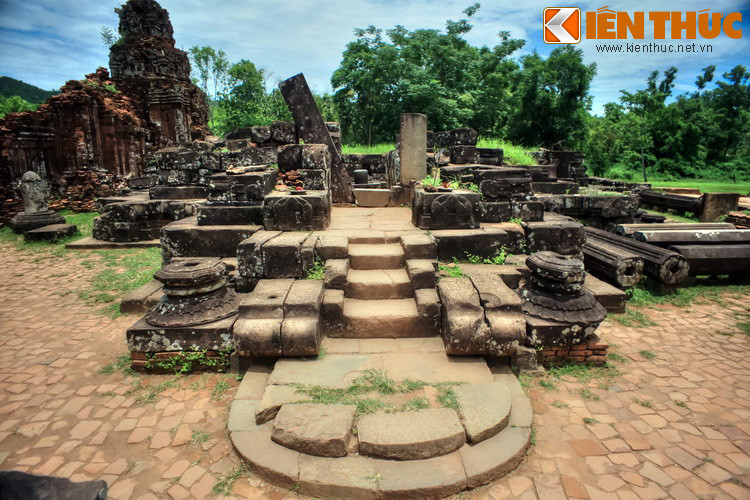 Tại Thánh địa còn dấu tích một ngôi đền được xây bằng đá duy nhất trong hệ thống các di tích Chăm. Văn bia cho biết, đền được trùng tu lần cuối vào năm 1234. Khi người Pháp khám phá Mỹ Sơn, ngôi đền chỉ còn lại phần nền như ngày nay, phía trên là đống gạch khổng lồ, phải dọn dẹp mất hai tháng.