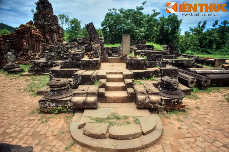 Tại Thánh địa còn dấu tích một ngôi đền được xây bằng đá duy nhất trong hệ thống các di tích Chăm. Văn bia cho biết, đền được trùng tu lần cuối vào năm 1234. Khi người Pháp khám phá Mỹ Sơn, ngôi đền chỉ còn lại phần nền như ngày nay, phía trên là đống gạch khổng lồ, phải dọn dẹp mất hai tháng.