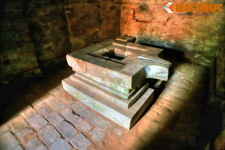 Bên trong các đền thờ chính ở Mỹ Sơn thường đặt một bộ Linga – Yoni (biểu tượng cho sinh thực khí nam nữ theo tín ngưỡng phồn thực của người Chăm), hoặc hình tượng của thần Siva – đấng bảo hộ của các dòng vua Chăm Pa.