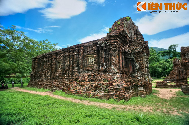 Các tòa tháp Chăm ở Mỹ Sơn cũng như trên toàn Việt Nam đều được xây bằng gạch theo một kỹ thuật mà cho đến nay vẫn còn là ẩn số. Người Chăm xưa không dùng chất kết dính, các viên gạch xây dường như chỉ được mài khít, chồng xếp nhưng liền khối vững chắc.