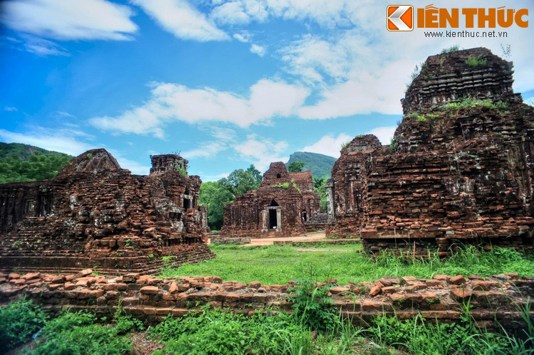 Học giả người Pháp, M.C Paris, người phát hiện di tích này vào năm 1898. Với sự nhập cuộc của các chuyên gia khảo cổ Pháp, đến đầu thế kỷ 20, những tài liệu cơ bản nhất về bia ký và nghệ thuật kiến trúc Mỹ Sơn đã được công bố. Bức màn lịch sử được vén dần.