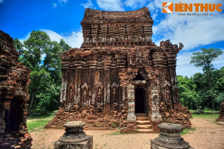 Theo văn bia để lại, công trình đầu tiên ở Mỹ Sơn là một ngôi đền bằng gỗ có từ thế kỷ thứ 4, nơi thờ thần Diva Bhadresvera. Ông là người sáng lập dòng vua đầu tiên của người Chăm, kết hợp với thần Siva, tạo thành tín ngưỡng chính thờ thần – vua và tổ tiên hoàng tộc.