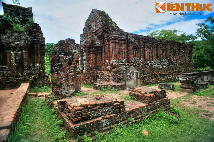 Khoảng cuối thế kỷ 6, ngôi đền cũ bị hủy hoại trong một trận hỏa hoạn. Đến đầu thế kỷ 7, vua Sambhuvarman xây lại ngôi đền bằng gạch. Các triều vua sau tiếp tục tu sửa đền tháp cũ và xây dựng thêm công trình mới để phục vụ các hoạt động tín ngưỡng.