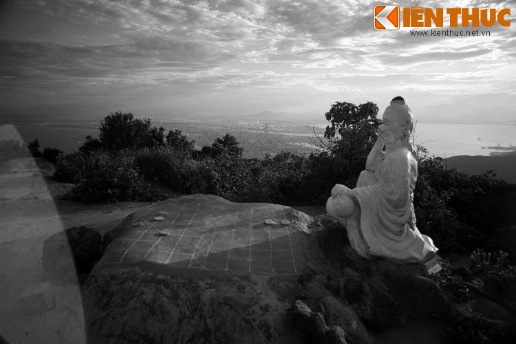  1. Truyền thuyết Bàn cờ Tiên. Người xưa kể rằng thuở mà con người còn chưa hề biết đến bán đảo Sơn Trà, bán đảo này là nời những vị tiên trên trời thường xuống mở tiệc, ca hát, nhảy múa và thưởng thức những thú vui tao nhã.