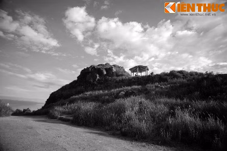 Nơi ông để lại dấu chân ngày nay được gọi là Đá Tiên. Tương truyền xưa kia bên cạnh Đá Tiên còn có một hang sâu trong hang có giếng nước, người dân trong vùng gọi đây là giếng Tiên với lời đồn Tiên thường lấy nước ở đây để dùng.