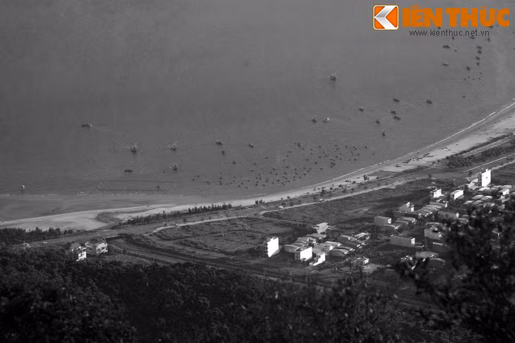 Họ bắt đầu cuộc sống bình an với nghề chài lưới. Nhưng Ngọc Hoàng biết chuyện và nổi giận vì nàng tiên đã phá vỡ phép tắc của thiên cung. Ngài cho dông bão nổi lên làm rung chuyển làng chài nhỏ. Không muốn liên lụy đến người vô tội, nàng tiên khóc lóc tiên xin chồng cho trở về tiên giới.