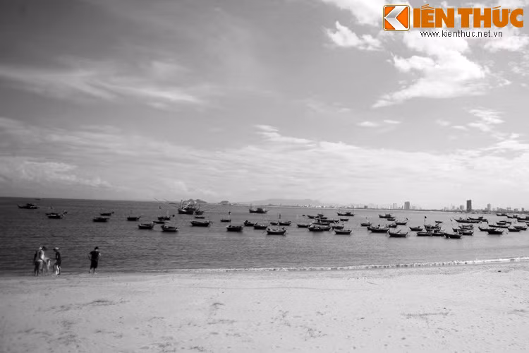  2. Truyền thuyết Bãi Bụt. Chuyện kể rằng, ngày xưa có đôi vợ chồng trẻ sống trong một làng chài ven biển. Chàng làm nghề đánh cá còn nàng nhặt củi, trồng rau. Một hôm, người chồng ra khơi và mãi không thấy trở về. Quá đau buồn, nàng hướng mặt về biển khóc thảm thiết.