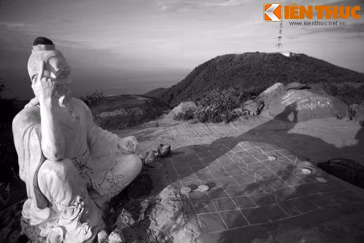 Có một đỉnh núi - ngày nay gọi là đỉnh Bàn Cờ - là nơi các ông tiên râu tóc bạc phơ thường ngồi chơi cờ với nhau. Ngày nọ, có tiên ông thua một ván cờ đã vô cùng tức giận. Ông dậm thật mạnh chân lên nền đá và bay thẳng về trời.