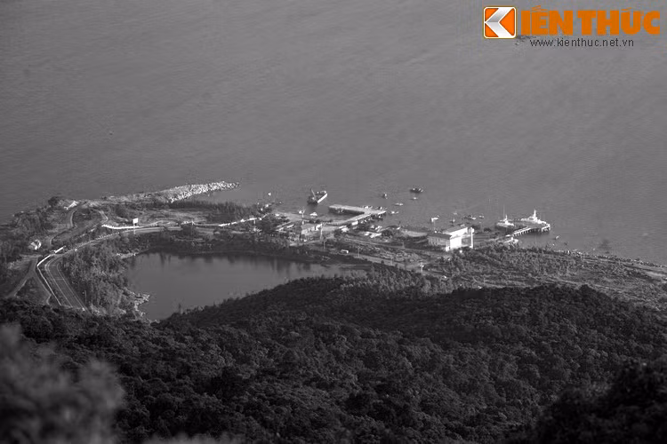 Sau khi tắm xong các nàng vội vã mặc lại xiêm y để trở về thiên cung. Riêng nàng tiên bị giấu đồ vẫn ở lại vì không thể tìm thấy y phục. Lúc đó, chàng trai lấy hết can đảm bước đến nói lời cầu hôn. Vì không tìm được cách nào để về trời, nàng tiên bèn đồng ý.