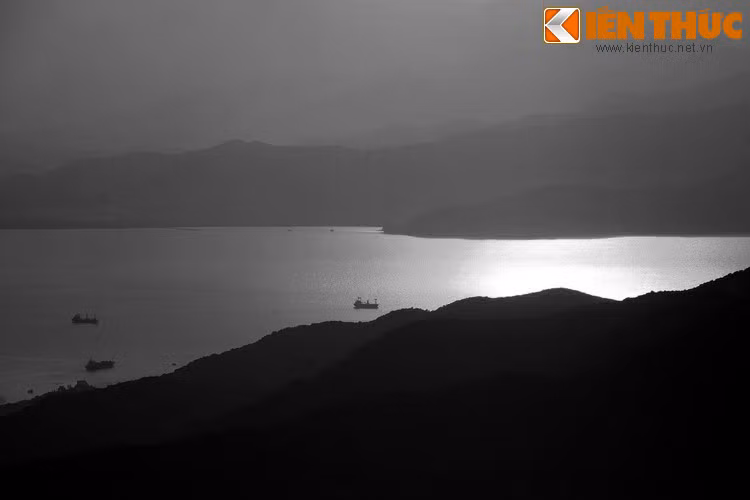 Ngọc Hoàng cảm động trước tình yêu của hai người đã làm cho vùng biển này trở nên hiền hoà quanh năm. Người dân luôn được mùa cá vì trời yên biển lặng nên biết ơn sâu sắc vợ chồng tiên nữ và đặt tên bãi này là bãi Tiên Sa. Mời quý độc giả xem video: Đà Nẵng chuyển mình xứng tầm "anh cả" miền Trung.