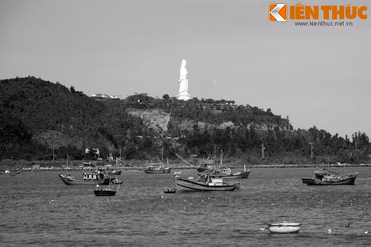 Bỗng một ông Bụt hiện ra và giải thích cho nàng biết sống chết là chuyện khó tránh khỏi ở đời, và khuyên nàng hãy làm gì đó để cầu an cho những linh hồn nơi biển cả, trong đó có chồng nàng, và hơn nữa là mang lại sự no ấm và bình yên cho muôn người. Nói xong ông lão biến mất.