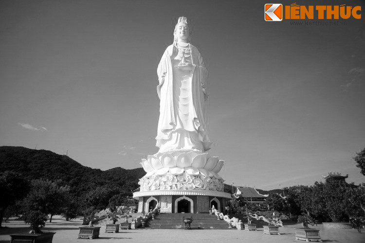 Người vợ suy nghĩ và ngộ ra những lời Bụt nói. Nàng xuống tóc đi tu tại một ngôi chùa gần đó. Hàng ngày sư cô thành tâm tụng kinh niệm Phật để cầu an cho người dân lành nơi đây cũng như giúp cho những người xấu số được siêu thoát.