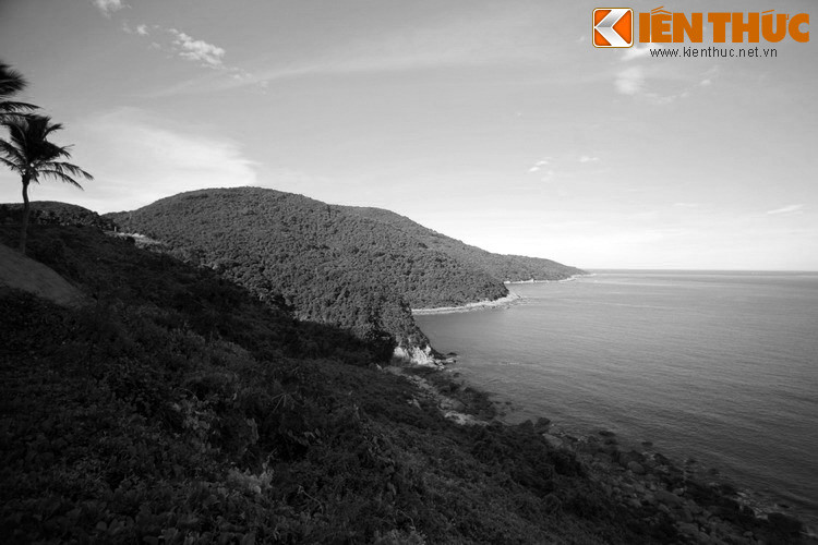  3. Truyền thuyết Tiên Sa. Ngày ấy mũi đất phía Tây Sơn Trà là bãi cát trải dài trắng mịn ôm lấy vùng biển trong xanh. Các nàng tiên thường đến đây hòa mình vào làn nước mát. Một chàng trai địa phương đem lòng yêu nàng tiên đẹp nhất. Một hôm, chàng quyết định cất giấu xiêm y của nàng.