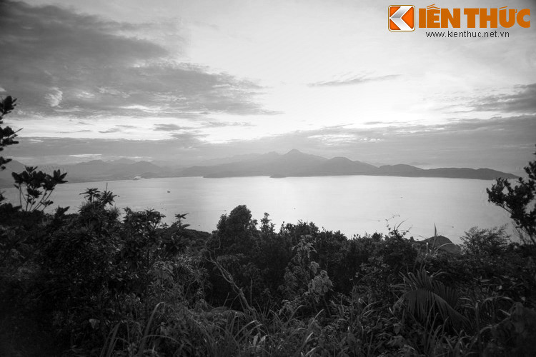 Thấu hiểu nỗi lòng người vợ, chàng trai trả lại bộ xiêm y cất giấu bấy lâu nay để nàng ra đi. Sau đó, do quá đau khổ, chàng ra bãi cát ngồi nhìn lên trời và hóa thành đá lúc nào không hay. Nghe tin chồng đã hóa đá, nàng tiên khóc thương thảm thiết.