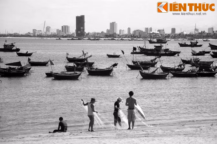 Kể từ ngày ấy, biển ngày càng dịu đi, những cơn bão không còn dữ dội như trước nữa. Biết ơn ông Bụt và đôi vợ chồng trẻ, người dân đã đặt tên cho nơi đây là Bãi Bụt và truyền miệng nhau chuyện tình đẹp của đôi vợ chồng trẻ.