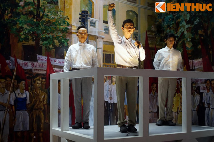 Mô hình lễ mừng Quốc khánh ở vườn hoa Norodom, Sài Gòn ngày 2/9/1945. Trong buổi lễ, GS Trần Văn Giàu tuyên bố "Việt Nam từ một xứ thuộc địa đã trở thành một nước độc lập. Việt Nam từ một đế chế đã trở thành một nước cộng hòa. Việt Nam đương tiến bước trên đường sống...". Ảnh: Hiện vật của Bảo tàng TP HCM.