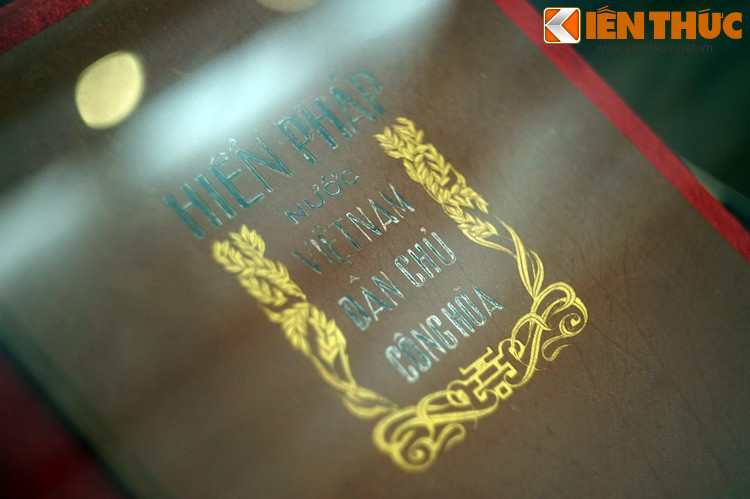 Bản Hiến pháp nước Việt Nam Dân chủ Cộng hòa được thông qua tại Kỳ họp thứ Hai, Quốc hội khóa I, ngày 9/11/1946. Hiến pháp đánh dấu sự cáo chung của nền thống trị ngoại bang, tuyên bố nước Việt Nam độc lập từ Bắc đến Nam, theo chế độ dân chủ nhân dân, quyền bính trong nước là của toàn thể nhân dân không phân biệt nòi giống, gái trai, giàu nghèo, giai cấp, tôn giáo; các quyền tự do dân chủ được đảm bảo…