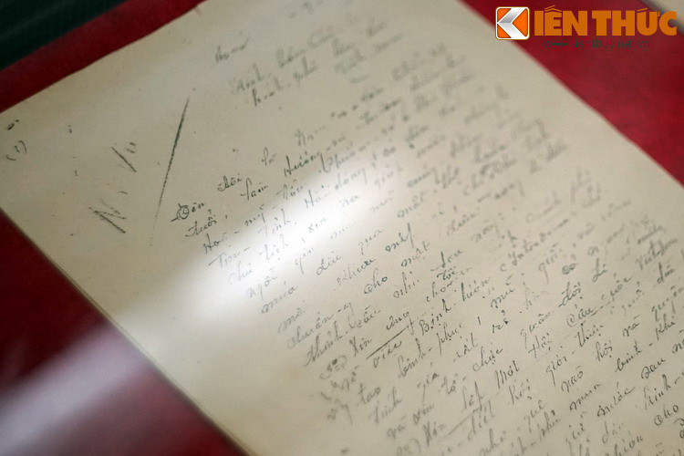 Một trong số các lá thư nhân dân khắp cả nước gửi Chủ tịch Hồ Chí Minh sau khi đất nước giành độc lập. Sau ngày 2/9/1945, một tâm thế phấn chấn bao trùm khắp mọi miền đất nước. Hàng triệu người đặt niềm tin vào tương lai tươi sáng khi được làm chủ vận mệnh của mình. Ảnh: Hiện vật của Bảo tàng Lịch sử Quốc gia.