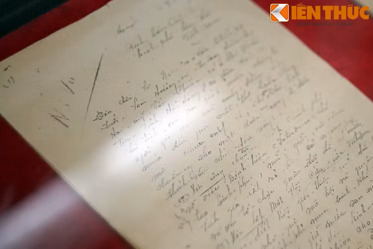 Một trong số các lá thư nhân dân khắp cả nước gửi Chủ tịch Hồ Chí Minh sau khi đất nước giành độc lập. Sau ngày 2/9/1945, một tâm thế phấn chấn bao trùm khắp mọi miền đất nước. Hàng triệu người đặt niềm tin vào tương lai tươi sáng khi được làm chủ vận mệnh của mình. Ảnh: Hiện vật của Bảo tàng Lịch sử Quốc gia.