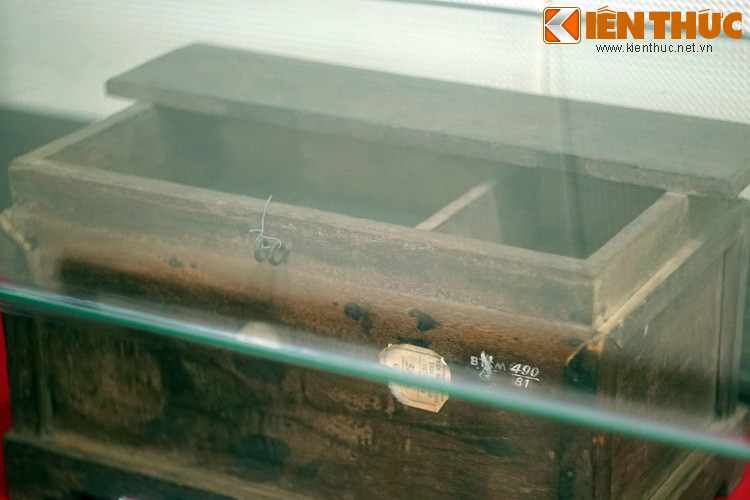 Hòm phiếu dùng trong ngày bầu cử Đại biểu Quốc hội khóa 1 của nhân dân huyện Tuyên Hóa, tỉnh Quảng Bình, ngày 6/1/1946. Ngày 3/9/1945, trong phiên họp đầu tiên của Chính phủ lâm thời, Chủ tịch Hồ Chí Minh đã đề nghị Chính phủ “tổ chức càng sớm càng hay cuộc tổng tuyển cử với chế độ phổ thông đầu phiếu. Tất cả công dân trai gái mười tám tuổi đều có quyền ứng cử và bầu cử, không phân biệt giàu, nghèo, tôn giáo, dòng giống…”.