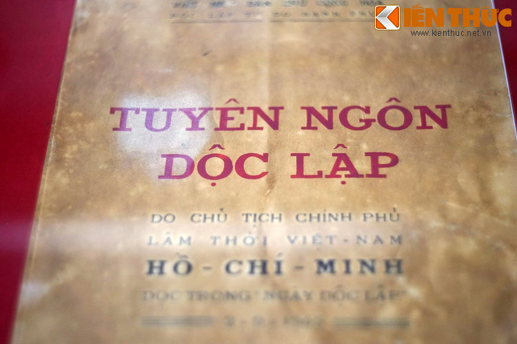 Bản in Tuyên ngôn Độc lập, văn bản tuyên bố với toàn thể nhân dân Việt Nam và bạn bè quốc tế về sự ra đời của nước Việt Nam độc lập. Bản tuyên ngôn khẳng định: "Toàn thể dân tộc Việt Nam quyết đem tất cả tinh thần và lực lượng, tính mạng và của cải để giữ vững quyền tự do, độc lập ấy!".