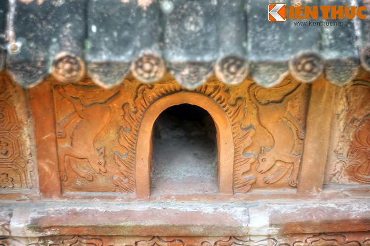 Đền Đậu An là một trong số ít đền chùa cổ ở Việt Nam thờ Ngọc Hoàng Thượng Đế - vị thần tối cao trong đạo Lão. Theo thần tích còn lưu giữ, vào thuở xa xưa Thiên tiên, Địa tiên đã mở cổng trời xuống hướng dẫn nhân dân khai phá vùng sình lầy, săn bắn, hái lượm và trồng lúa nước.