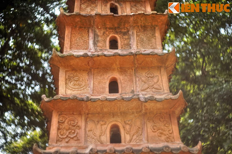 Mỗi tầng đều trổ cửa nhìn ra bốn phía theo lối cửa cuốn tò vò.