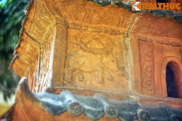 Tích xưa truyền rằng, tháp Cửu trùng là gạch nối giữa trời và đất, nơi Ngọc Hoàng Thượng Đế và các đấng thần tiên giáng trần vào ngày hội đền.