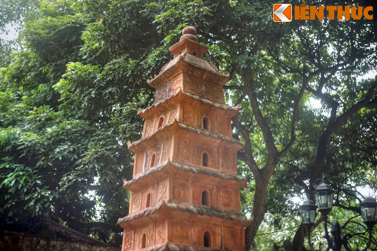 Về tổng quan tháp có 9 tầng nên được còn gọi là tháp Cửu trùng - tượng trưng cho 9 tầng mây trong thế giới quan của đạo Lão. Tháp có chiều cao 4,5 mét, đáy tháp có chu vi khoảng 8 mét.