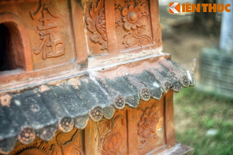 Các tầng tháp có mái được tạo hình mô phỏng ngói lợp thời xưa, bốn góc tạo hình cong mũi hài mềm mại.