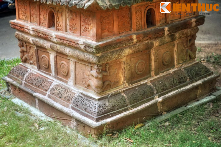 Tháp dựng bằng gạch, sử dụng kết cấu mộng theo lối cổ và keo kết dính tạo thành một khối thống nhất, vững chắc. Phần đế tháp kiểu chân quỳ dạ cá. Thân bệ được lắp ghép bằng các viên gạch hình vuông.