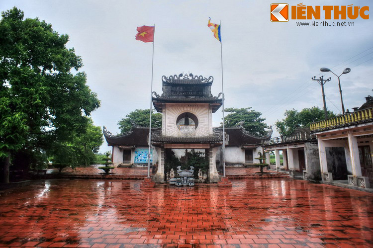 Văn bia có đoạn: “...Vua gọi ông Nguyên là Phổ Hộ cư sĩ, ông Quang là Phổ Tế cư sĩ, ông Khuê là Phổ Lại cư sĩ. Hứa cho chủ trì đạo tràng trong chùa, ngày tháng nhàn nhã. Ba ông lĩnh mệnh, bái tạ công danh, từ bỏ thế tục, theo đường tế độ cùng dân khuyến khích nông tang đắp nền tục tốt, trẻ già trong thôn ai cũng nương nhờ”.