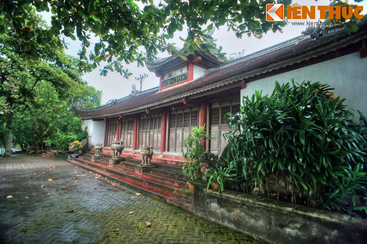 Ngoài tấm bia “Bạch Hào tự phụng tuyên ngọc phả bi kí”, chùa Bạch Hào còn lưu giữ nhiều hoành phi câu đối ca ngợi ba vị cư sĩ Thành hoàng cùng 7 sắc phong niên đại triều Nguyễn, có nội dung sắc phong Thành hoàng, gia tặng mỹ tự cho ba vị cư sĩ trụ trì.