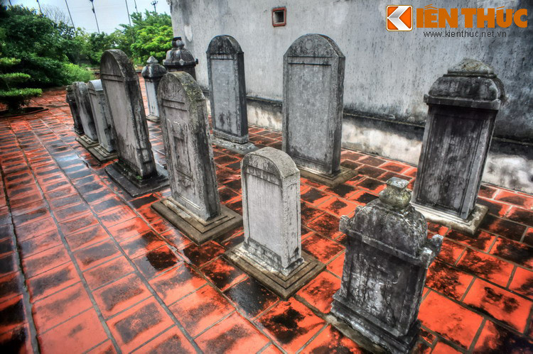 Trong số các bia đá cổ được lưu giữ tại chùa Bạch Hào, có tấm bia tựa đề “Bạch Hào tự phụng tuyên ngọc phả bi kí”, niên đại Minh Mệnh năm thứ 9 (1828), nội dung ghi lại xuất thân và công trạng Ba vị thành hoàng của làng.