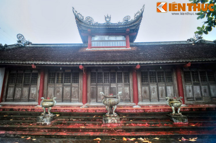 Ngôi chùa này cũng là nơi mang một nét tâm linh độc đáo ít gặp ở các ngôi chùa Việt. Đó là ngoài việc thờ Phật và các vị sư Tổ, chùa còn thờ Thành hoàng làng là ba vị cư sĩ Nguyễn Danh Nguyên, Nguyễn Danh Quang và Lý Đình Khuê.