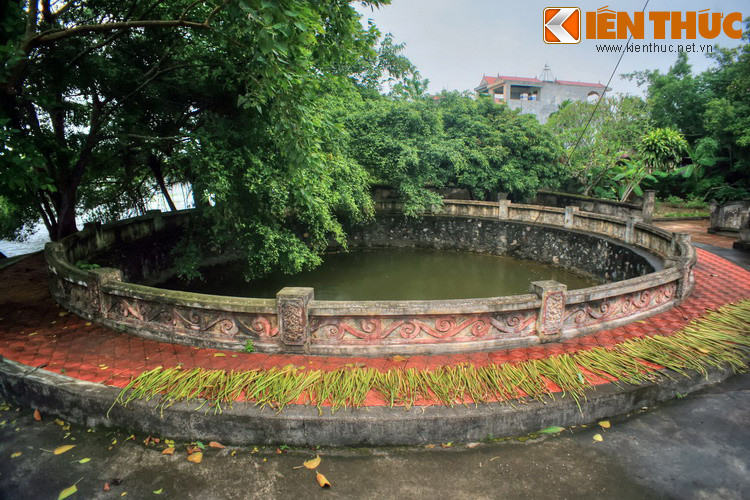 Một điều đặc biệt được ghi lại trên văn bia chùa Bạch Hào là vấn đề giao thoa giữa thờ Phật và thờ Thành hoàng đã được người dân khéo hợp thức hóa bằng một câu chuyện thần tiên về sự ra đời của các vị thành hoàng.