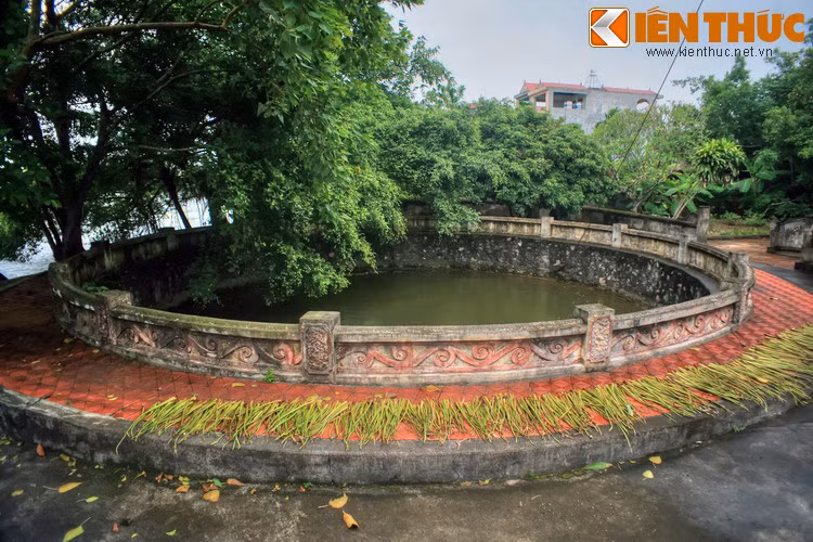 Một điều đặc biệt được ghi lại trên văn bia chùa Bạch Hào là vấn đề giao thoa giữa thờ Phật và thờ Thành hoàng đã được người dân khéo hợp thức hóa bằng một câu chuyện thần tiên về sự ra đời của các vị thành hoàng.