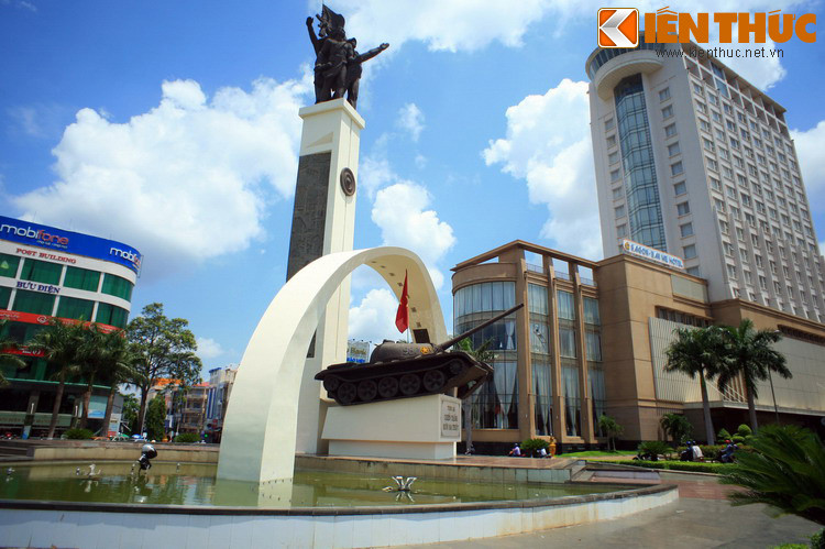 Tượng đài được tạo hình mô phỏng chiếc nỏ – loại thứ vũ khí tuy thô sơ mà đồng bào các dân tộc Tây Nguyên đã sử dụng trong cuộc sinh tồn cũng như đánh giặc giữ làng. Dưới cánh cung của chiếc nỏ là chiếc xe tăng T-54 được đắp bằng bê tông theo đúng kích thước thật với nòng pháo vươn cao.