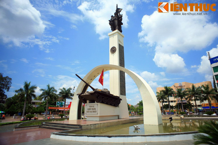 Sau ngày đất nước thống nhất, chính quyền tỉnh Đắk Lắk quyết định xây dựng ở Ngã Sáu một tượng đài chiến thắng. Ban đầu, một chiếc xe tăng T34-85 “bằng xương bằng thịt” được đặt ở tượng đài. Xe mang số hiệu 945, tượng trưng cho thời điểm Việt Nam giành độc lập (tháng 9/1945).