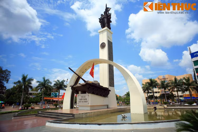 Sau ngày đất nước thống nhất, chính quyền tỉnh Đắk Lắk quyết định xây dựng ở Ngã Sáu một tượng đài chiến thắng. Ban đầu, một chiếc xe tăng T34-85 “bằng xương bằng thịt” được đặt ở tượng đài. Xe mang số hiệu 945, tượng trưng cho thời điểm Việt Nam giành độc lập (tháng 9/1945).